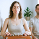 Singende Teilnehmer am Workshop "Improvisieren mit Obertongesang & Shrutibox". Mit KI erstellt.